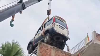 Video : वारे पठ्ठ्या, चोराच्या भीतीने स्कॉर्पिओ थेट छतावर चढवली.