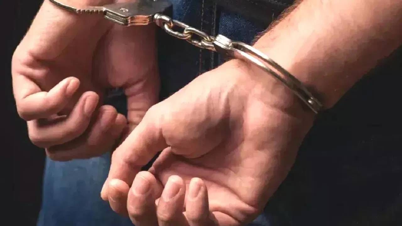 अभिनेता बनला चोर! महिलेच्या गळ्यातली चेन ओढली अन्...मुंबईत मोठं होण्याच्या नादात हिरोचे नको ते पराक्रम; पोलिसांनी बेड्या ठोकल्या अभिनेता बनला चोर! महिलेच्या गळ्यातली चेन ओढली अन्...मुंबईत मोठं होण्याच्या नादात हिरोचे नको ते पराक्रम; पोलिसांनी बेड्या ठोकल्या