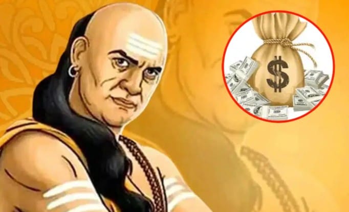 बचत हीच भविष्यातील संपत्तीची पहिली पायरी ठरू शकते. चाणक्य नीतीमध्ये धनाचा योग्य वापर करण्याला विशेष महत्त्व दिले आहे. फक्त पैसा साठवण्याऐवजी त्याचा योग्य ठिकाणी उपयोग करणे आवश्यक आहे. गुंतवणूक करण्यापूर्वी त्यातील जोखीम आणि फायदा समजून घ्या. इतरांचे अनुकरण करून घाईघाईने आर्थिक निर्णय घेऊ नका, असे चाणक्य नीती सांगते.