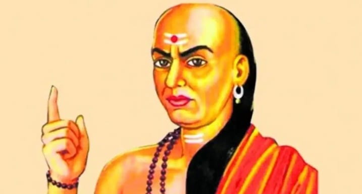 चाणक्यांच्या विचारांनुसार ज्ञान ही अशी संपत्ती आहे जी कोणीही हिरावून घेऊ शकत नाही. नवीन कौशल्ये शिकत राहिल्यास उत्पन्नाच्या नवीन संधी निर्माण होतात. आपल्या क्षेत्रातील बदल समजून घेऊन स्वतःला सतत अपडेट ठेवा. ज्ञान आणि कौशल्यामुळे कमाईची क्षमता वाढवता येते. म्हणून श्रीमंत होण्याचा मार्ग केवळ पैशातून नाही, तर ज्ञानातूनही जातो.