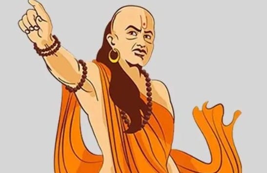 खोटी लोकप्रियता मिळवण्यासाठी पैसा उधळू नका : महागड्या वस्तू, पार्ट्या किंवा सतत इतरांना खूश करून मिळवलेली प्रसिद्धी कायमस्वरूपी नसते. पैशाच्या जोरावर मिळणारे कौतुक अनेकदा परिस्थिती बदलली की संपते. त्यामुळे इतरांच्या मान्यतेपेक्षा स्वतःची आर्थिक स्थिरता आणि भविष्यातील गरजा महत्त्वाच्या ठरतात, असे चाणक्य सांगतात. 