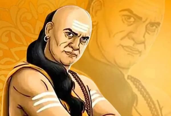 आचार्य चाणक्य यांनी मुलींच्या आयुष्यात सुधारणा घडवून आणण्यासाठी काही मोलांचे संदेश दिले आहेत. या संदेशाचे पालन केल्यास मुली करिअरमध्ये यशस्वी होऊ शकतात. यातील पहिला संदेश म्हणजे मुलीने स्वतःच्या शिक्षणाला आणि ज्ञानाला सर्वाधिक महत्त्व द्यावे. ज्ञान ही अशी संपत्ती आहे जी कोणतीही व्यक्ती तुमच्याकडून हिरावून घेऊ शकत नाही.
