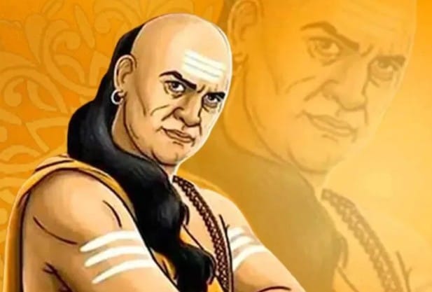 आचार्य चाणक्य यांनी मुलींच्या आयुष्यात सुधारणा घडवून आणण्यासाठी काही मोलांचे संदेश दिले आहेत. या संदेशाचे पालन केल्यास मुली करिअरमध्ये यशस्वी होऊ शकतात. यातील पहिला संदेश म्हणजे मुलीने स्वतःच्या शिक्षणाला आणि ज्ञानाला सर्वाधिक महत्त्व द्यावे. ज्ञान ही अशी संपत्ती आहे जी कोणतीही व्यक्ती तुमच्याकडून हिरावून घेऊ शकत नाही.