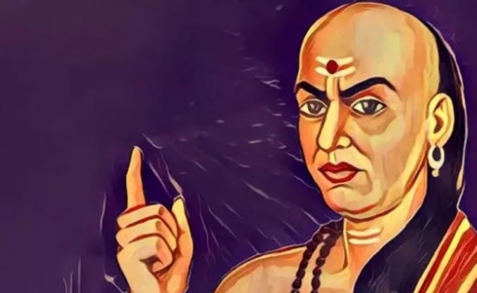 आर्थिकदृष्ट्या स्वावलंबी व्हा : चाणक्य नीतीच्या विचारांनुसार स्वतःच्या पायावर उभे राहणे अत्यंत महत्त्वाचे आहे. मुलीने कमाईसोबत पैशांचे योग्य नियोजन आणि बचत शिकली पाहिजे. नोकरी असो किंवा व्यवसाय, स्वतःच्या उत्पन्नाचा मार्ग तयार करण्याचा प्रयत्न करा. अनावश्यक खर्च टाळून भविष्यासाठी आर्थिक सुरक्षितता निर्माण करा.