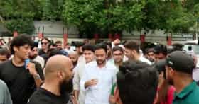 कॉक्रोच जनता पार्टी पुन्हा आक्रमक; दिल्लीत शेकडोच्या संख्येने रस्त्यावर उतरले, नेमकं काय घडलं?