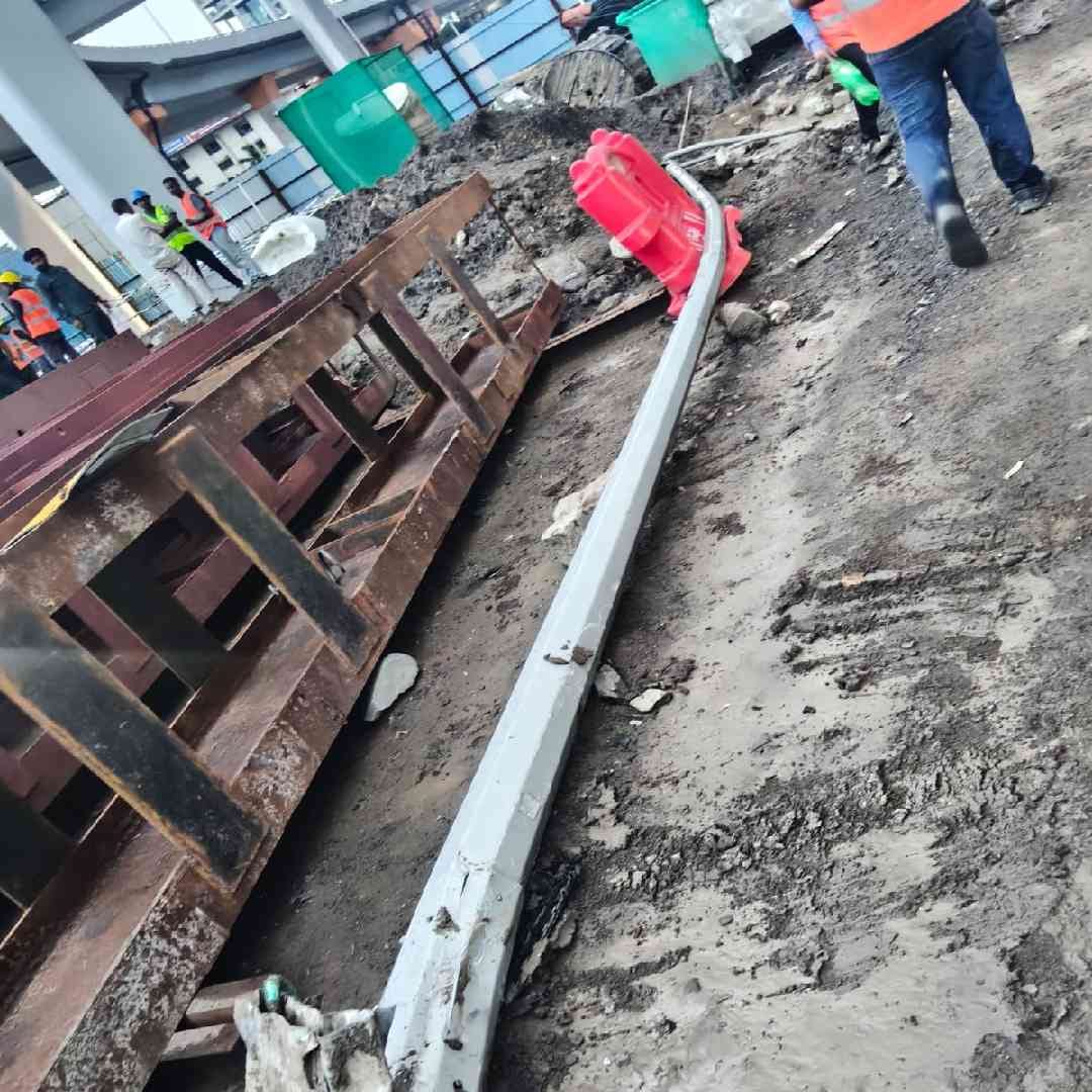 गाडी कोस्टल रोडच्या बाजूला असलेल्या दुभाजक आणि विद्युत वाहिनीच्या पोलला धडकली. धैर्य दर्शन शेठ वय (17), आदित्य जकासनिया (19) शनय गजर (21) अशी मृतांची नावं आहेत. आदित्य कल्पेश्वर ओसवाल (23) वर्ष वेटिंलटेरवर आहे.