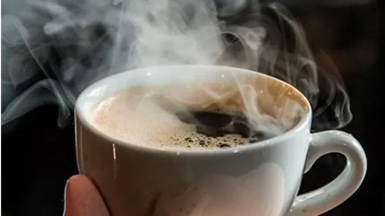 सकाळी किंवा दुपारी कॉफी पिणे योग्य आहे. पण कधीही चुकूनही रात्री कॉफी पिऊ नका. रात्री कॉफी पिल्याने आरोग्याच्या अनेक समस्या निर्माण होऊ शकतात. 