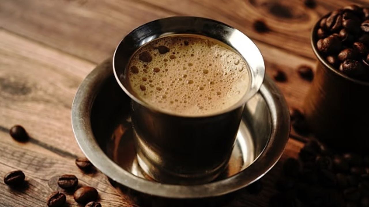 सकाळी, दुपारी आणि संध्याकाळी कधीही कॉफी पिली जाते. मात्र, सतत कॉफी पिणे आपल्या आरोग्यासाठी अत्यंत हानिकारक आहे. ज्यामुळे अनेक आरोग्य समस्या निर्माण होऊ शकतात. 
