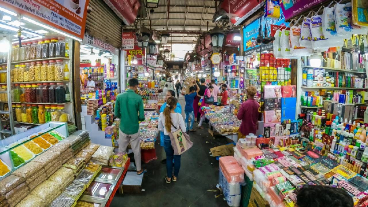 क्रॉफर्ड मार्केट अर्थात महात्मा ज्योतिबा फुले मंडई हे मुंबईतील प्रसिद्ध बाजारांपैकी एक आहे. गणेशोत्सवासाठी सजावटीच्या वस्तू, फुलं, पूजेच्या वस्तू, ड्रायफ्रूट्स आणि इतर घरगुती साहित्य घेण्यासाठी हा परिसर उपयोगी ठरतो. विविध दुकानांमध्ये वस्तूंची तुलना करून खरेदी करता येते.
