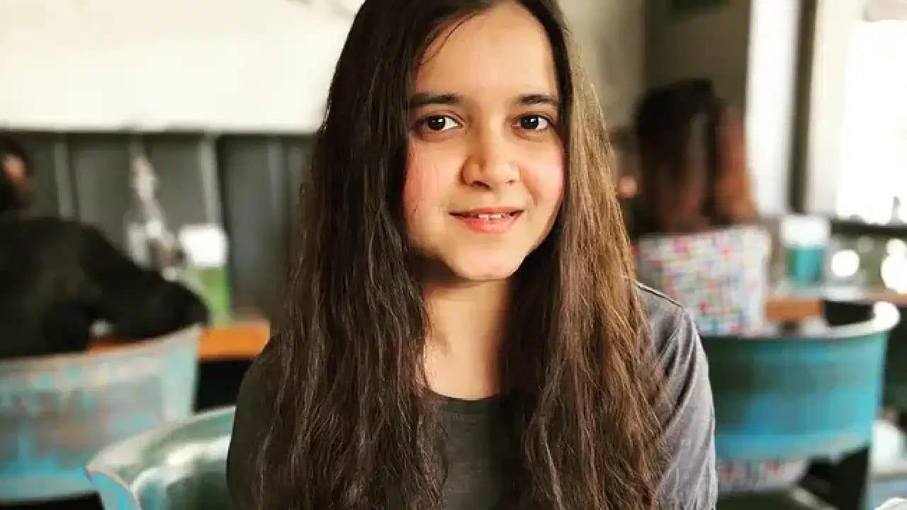 सिनेमात गौरी हिने सायली या मुलीची भूमिका साकारली होती. तर तिच्या नृत्य कौशल्यांने सर्वांच्या मनावर राज्य केलं. 'उगवली शुक्राची चांदणी' हे गाणं चांगलंच गाजलं.. आजही तिच्या नृत्य कौशल्याची कौतुक होत आहे.