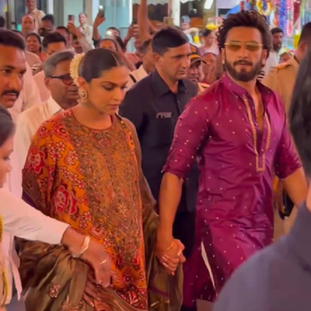 मंदिराबाहेर चाहत्यांची मोठी गर्दी झाली होती. सुरक्षा व्यवस्थाही तैनात करण्यात आली होती. गर्दीतून मार्ग काढताना दीपिका आणि रणवीर चाहत्यांना हात हलवून अभिवादन करताना दिसले. दोन वर्षांपूर्वी मुलगी दुआच्या जन्माआधीही दोघांनी सिद्धिविनायकाचं दर्शन घेतलं होतं.