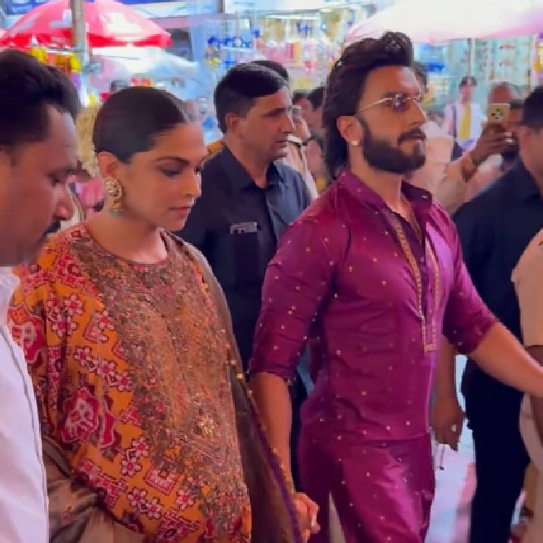 बॉलिवूडमधील लोकप्रिय जोडी दीपिका पादुकोण आणि रणवीर सिंह सध्या त्यांच्या दुसऱ्या बाळाच्या आगमनाची तयारी करत आहेत. या खास क्षणाआधी दोघांनी मुंबईतील प्रसिद्ध सिद्धिविनायक मंदिरात जाऊन बाप्पाचं दर्शन घेतलं. शुक्रवारी झालेल्या या मंदिर भेटीत रणवीरचे आई-वडीलही त्यांच्यासोबत होते.