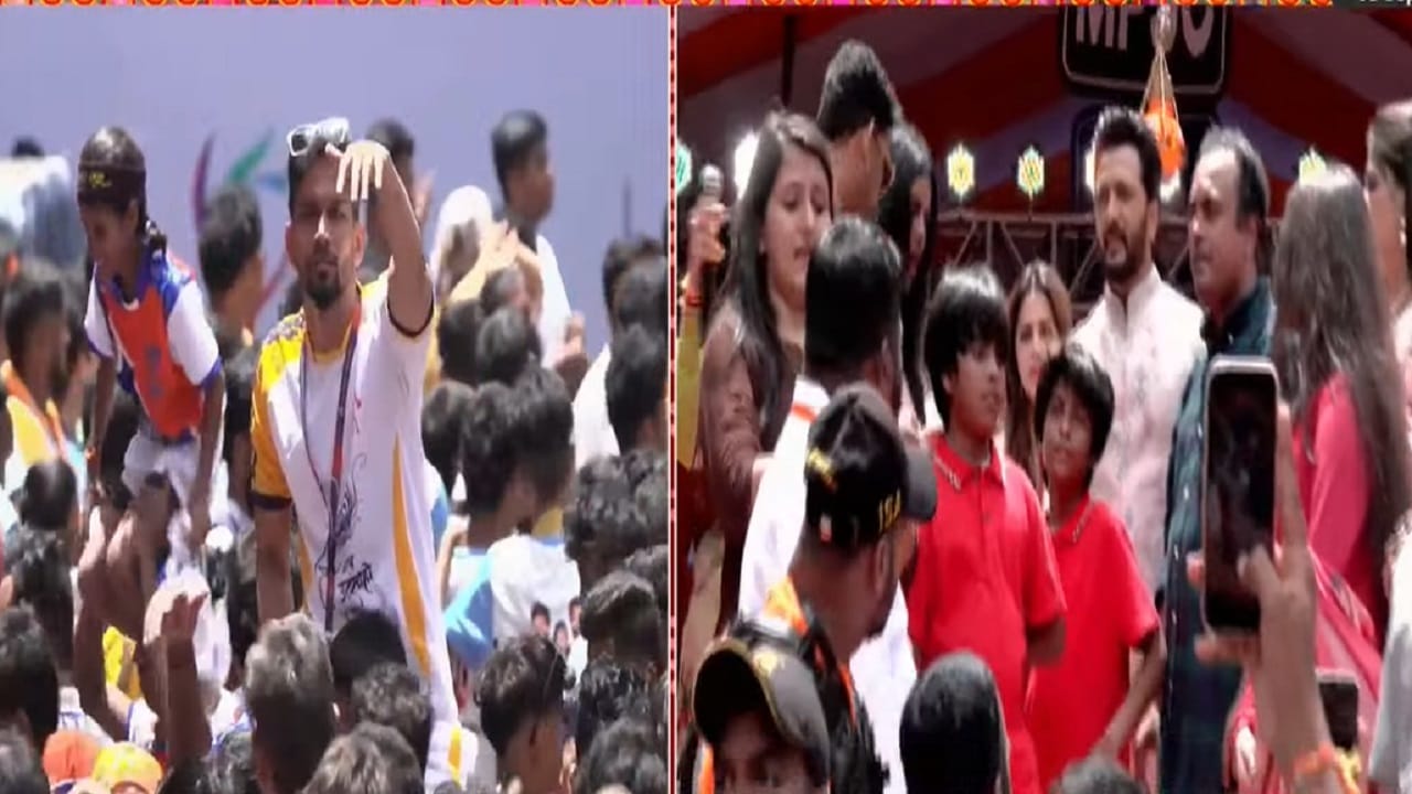  अभिनेता रितेश देशमुख आणि अभिनेत्री जिनिलिया देशमुख यांनी देखील घाटकोपर येथील गणेश चुक्कल यांच्या दहीहंडीत उपस्थित होते. यावेळी रितेश - जिनिलिया यांनी सर्वांना दहीहंडीच्या  शुभेच्छ दिल्या. 