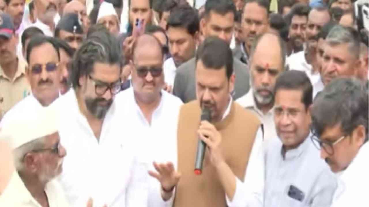 विशेषत आम्ही बघितल सोयाबीनच पीक पूर्णपणे निष्ट झालय. ज्या शेंगा हिरव्या दिसतात त्यात दाणे नाहीत. एकप्रकारे शेतकऱ्याच मोठं नुकसान झालं आहे. दोन दिवसात दुष्काळाच जीआर काढू. दुष्काळची सगळी मदत देणार आहोत. नगदी पीक घेता आलं तर त्यासाठी मदत करणार आहोत. पिण्याचं पाणी, जनावरांसाठी चारा, शेतकऱ्यांना अन्न-धान्याची मदत दुष्काळाच्या निमित्ताने करण्याचा प्रयत्न आहे.