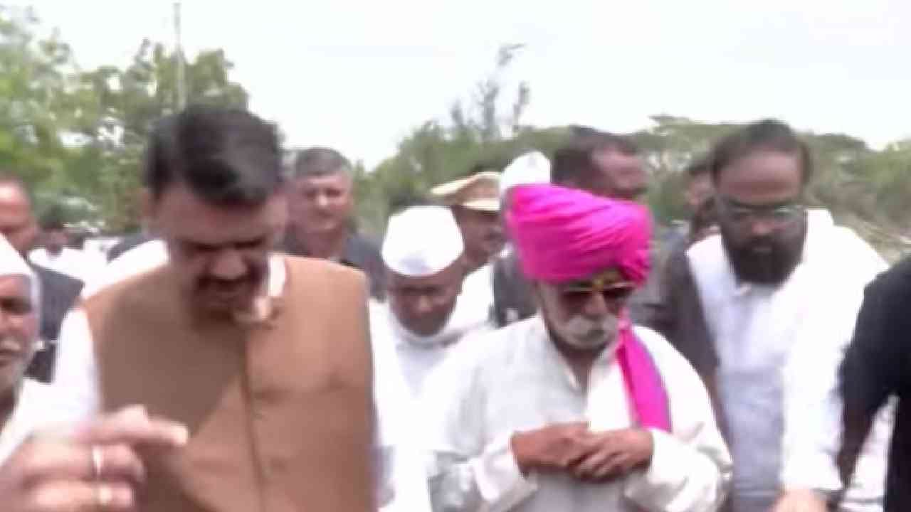 आपल्या मराठवाड्यात महाराष्ट्रात जो भीषण दुष्काळ पडलेला आहे, त्या दुष्काळाची पाहणी करण्यातकरता आलो आहोत. लातूर जिल्ह्यातील निलंगा आणि औसा या दोन्ही तालुक्यांमध्ये आमची पाहणी चाललीय. अतिशय भीषण अशी अवस्था आहे. यंदा सगळ्यात कमी पाऊस लातूर जिल्ह्यात पडला आहे. नदी, नाले, विहिरी कोरड्या पडल्या आहेत.