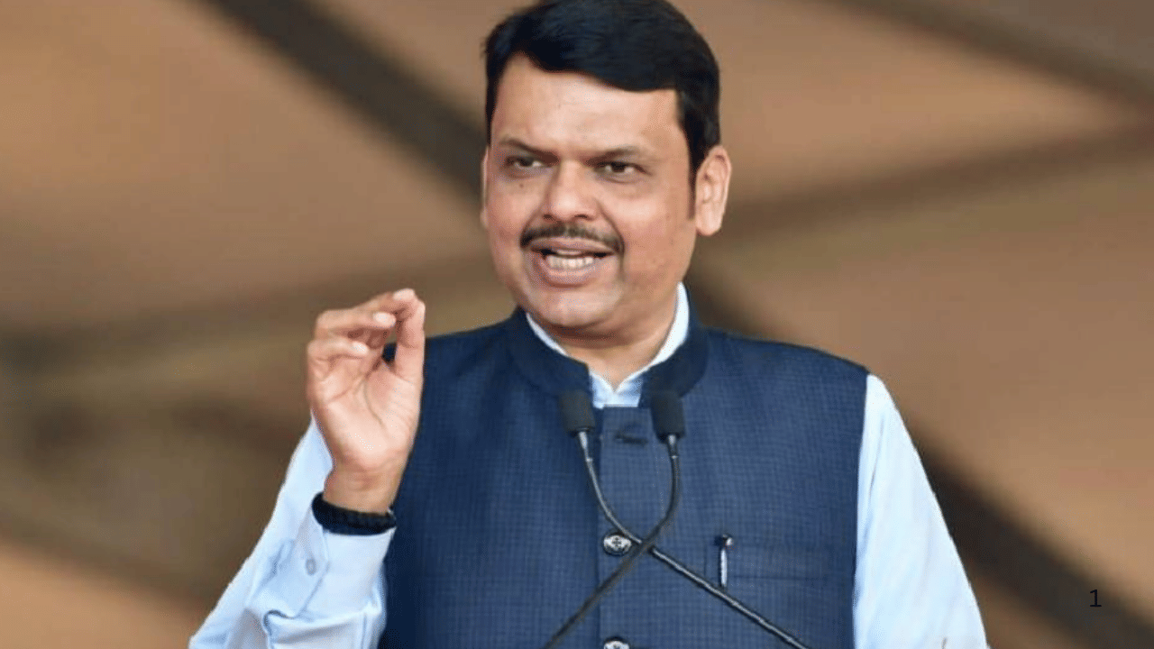 "आता या 'अकोमोडेटिव्ह' शब्दासाठी त्यांनी नेमका कोणता शुद्ध मराठी शब्द वापरला असता, हे समजून घेण्यासाठी मला त्यांच्याकडून ट्युशनच घ्यावी लागेल," अशी मिश्कील टिप्पणी फडणवीस यांनी केली.