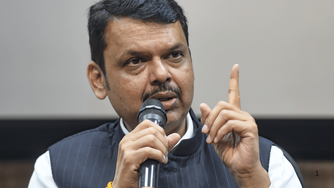 विद्यानंद बापट हे काल यांच्या मराठीची भुरळ अनेकांनी पडली आहे, यात स्वत: मुख्यमंत्री देवेंद्र फडणवीस यांच्याही समावेश आहे. फडणवीसांनी आता बापट यांच्या मराठीचे कौतुक केले आहे. फडणवीस म्हणाले की, "ते जशी सुंदर भाषा वापरतात, तशीच त्यांनी आपले विचार मांडताना इतरांना त्रास होणार नाही अशा 'अकोमोडेटिव्ह' (सर्वसमावेशक) पद्धतीने मांडणी करावी. "