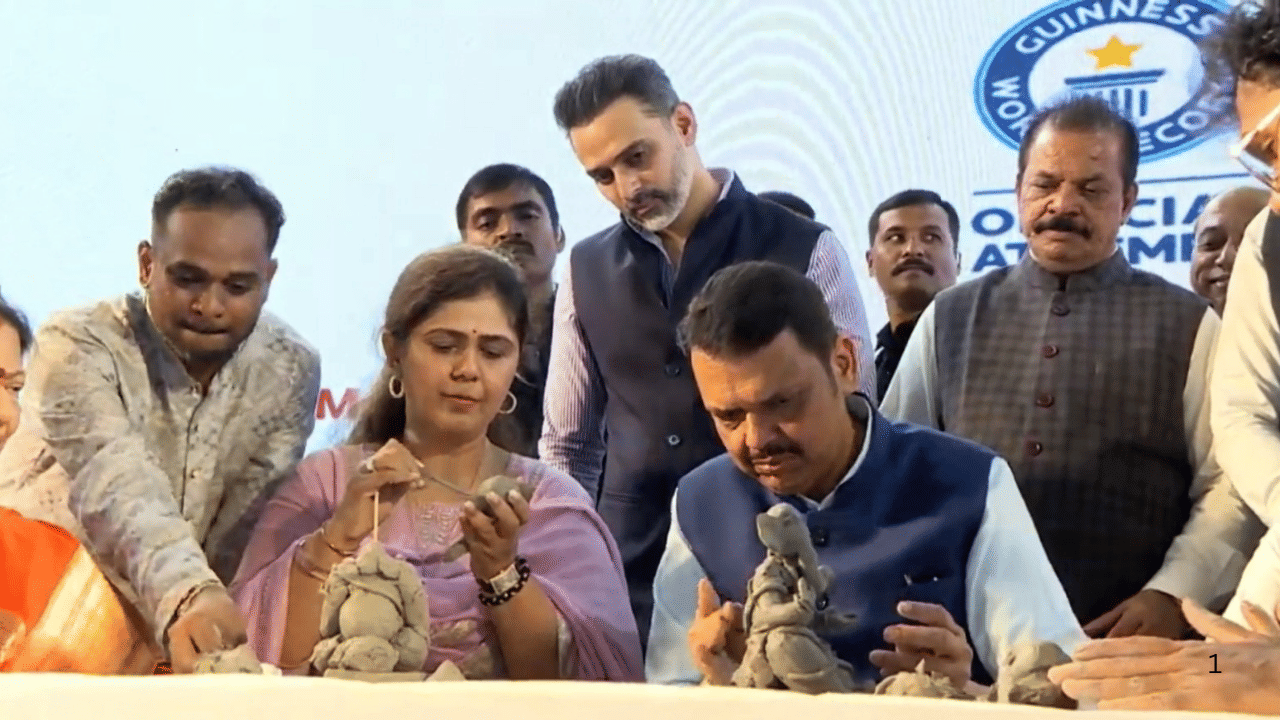 नवी मुंबईतील सिडको एक्झिबिशन सेंटरमध्ये आयोजित गणेशमूर्ती कार्यशाळेत मुख्यमंत्री देवेंद्र फडणवीस आणि मंत्री पंकजा मुंडे यांनी शाडूच्या मातीपासून पर्यावरणपूरक गणेशमूर्ती घडवली.