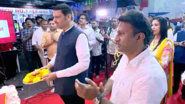 Devendra Fadnavis : TV9 मराठीच्या बाप्पाचं मुख्यमंत्री फडणवीसांनी घेतलं दर्शन, दुष्काळाचं सावट दूर करण्यासाठी गणरायाला घातलं साकडं