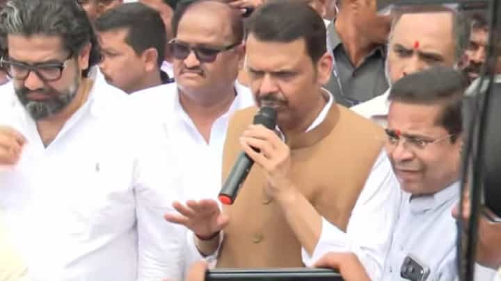 Latur Drought : मुख्यमंत्री फडणवीस यांचा लातूरमध्ये दुष्काळ पाहणी दौरा; शेतकरी बांधवांना काय दिला शब्द? Latur Drought : मुख्यमंत्री फडणवीस यांचा लातूरमध्ये दुष्काळ पाहणी दौरा; शेतकरी बांधवांना काय दिला शब्द?