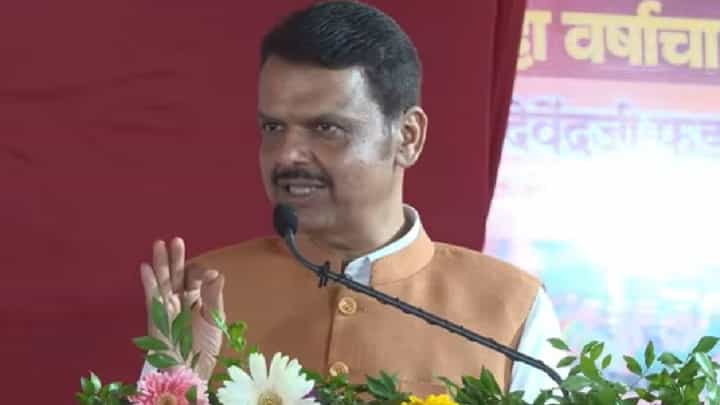 Devendra Fadnavis : मी जेव्हा जेव्हा सांगतो मी पुन्हा येईल, तेव्हा मी येतोच! फडणवीसांचा तो जुना डायलॉग पुन्हा चर्चेत Devendra Fadnavis : मी जेव्हा जेव्हा सांगतो मी पुन्हा येईल, तेव्हा मी येतोच! फडणवीसांचा तो जुना डायलॉग पुन्हा चर्चेत