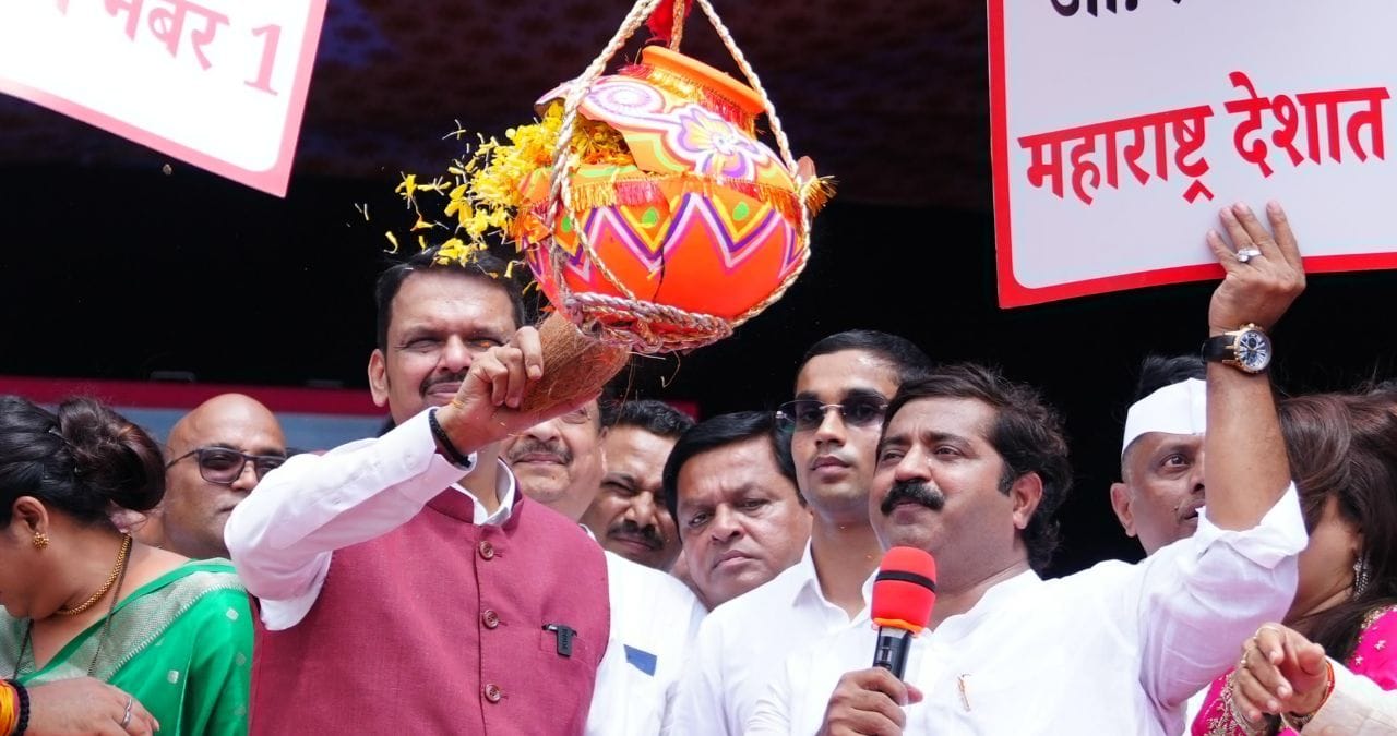 मुख्यमंत्री देवेंद्र फडणवीस यांनी घाटकोपरमध्ये आमदार राम कदम यांनी आयोजित केलेल्या ‘दहीहंडी उत्सवात हजेरी लावली. यावेळी त्यांनी हजारो गोविंदांसोबत आनंदाचे क्षण अनुभवले.