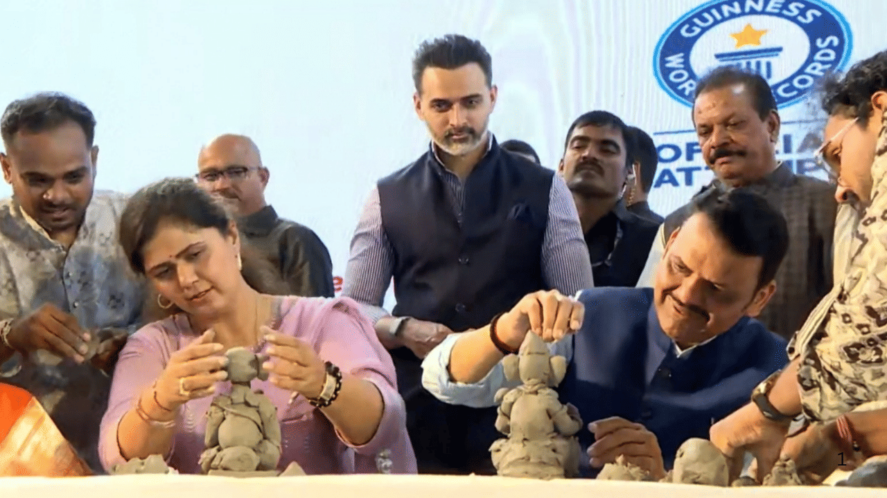 देवेंद्र फडणवीस यांच्यासोबत मंत्री पंकजा मुंढेही यावेळी उपस्थिती होत्या. त्यांनी देवेंद्र फडणवीस यांच्यासोबत शाडूची मातीची मूर्ती घडवली.