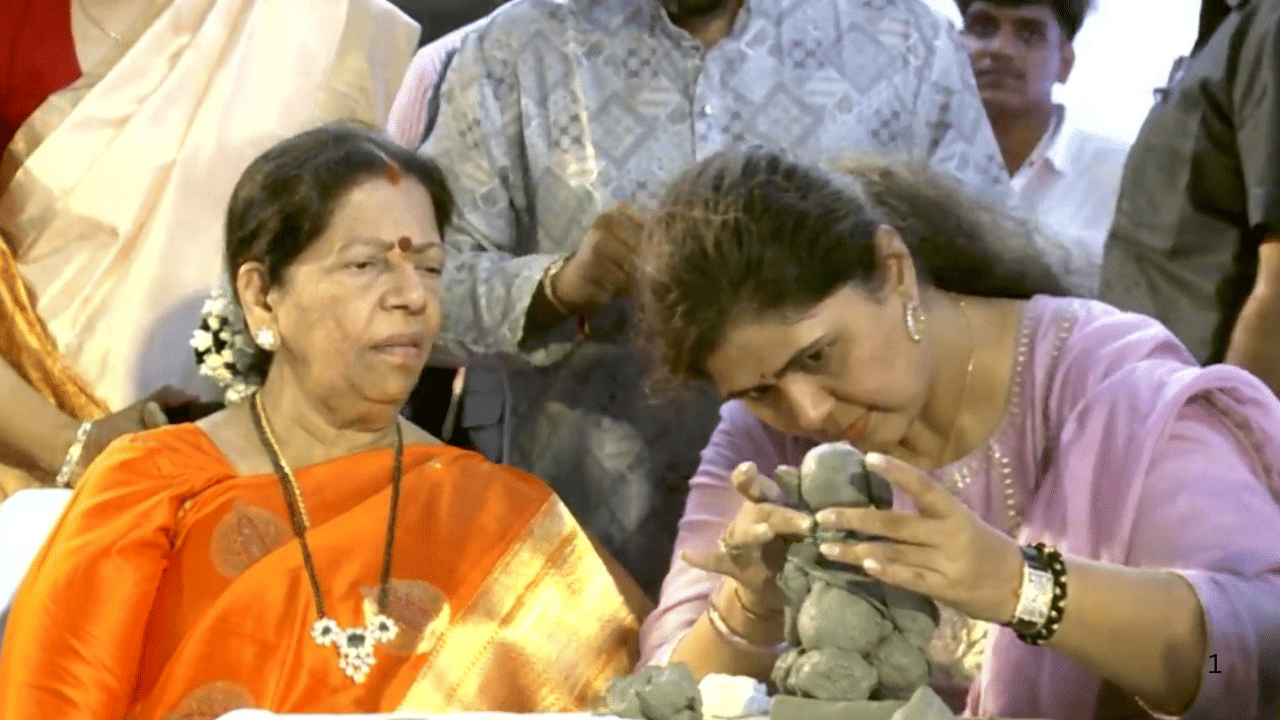 यावेळी मुख्यमंत्र्यासोबत गणेश नाईक मंदा म्हात्रे आणि योगेश कदमही उपस्थित होते. नवी मुंबईतील सिडको एक्झिबिशन सेंटरमध्ये आयोजित गणेशमूर्ती कार्यशाळेत ही मूर्ती घडवली गेली.