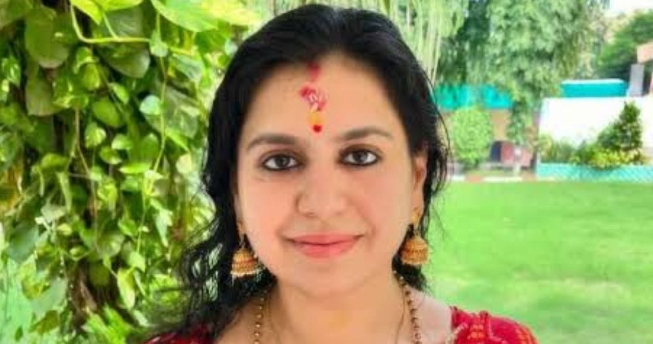 2013 बॅचच्या उत्तर प्रदेश कॅडरच्या IAS दिव्या अधिकारी यांनी 30 ऑगस्ट रोजी प्रशासकीय सेवेचा राजीनामा दिला. नोकरीचा राजीनामा देताना त्यांनी वैयक्तिक कारण दिले होते.  त्यानंतर प्रशासनाने राजीनामा स्वीकारला.  राजीनामा दिल्यानंतर दिव्या मित्तल यांनी म्हटलं होतं की, आयएएस नोकरी आयुष्यातील सर्वात मोठा धडा होता. परंतु त्यांनी राजीनामा दिल्यानंतर कुटुंब, लेखन, कोचिंग, समासेवेचे देखील संकेत दिले आहेत.  