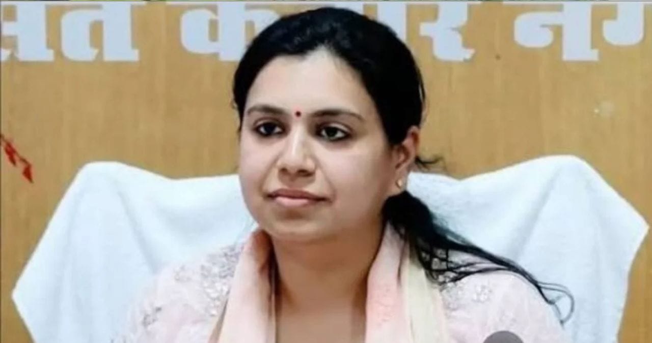 दिव्या मित्तल यांनी पोस्टमध्ये  भविष्यात काय करणार, याचे संकेत दिले आहेत.  'मुलं लहान आहेत. आता घर. पॅकेज चांगलं मिळाल्यावर परदेशातही जाईल. आयएसवर पुस्तक लिहिलं आहे. मग कोचिंग. तिकीट कन्फर्म झालं असेल, तर राजकारण. 29 सप्टेंबर, सकाळी 8.30 वाजता सांगेल'. दिव्या मित्तल सोशल मीडियावर सक्रिय झाल्या आहेत. त्यांच्या तीन सोशल  अकाऊंटवर चांगल्याच सक्रिय असतात.  त्यांचे इन्स्टाग्रामवर 3.69 लाख, एक्स (ट्विटर) वर 2.33 लाख आणि फेसबुकवर 1.53 लाख फोलोअर्स आहेत.