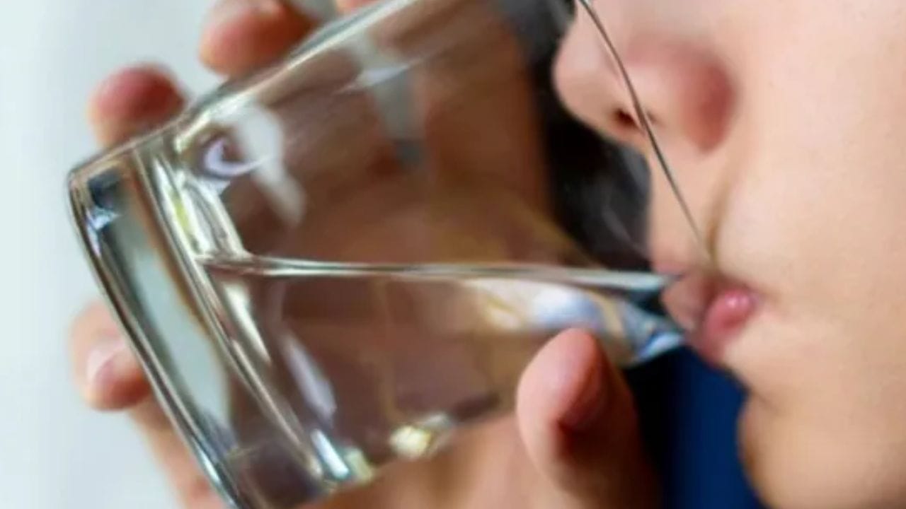 यामुळे वारंवार तहान लागण्याचे लक्षण अजिबात चांगले नाही. अशावेळी आपण डॉक्टरांचा सल्ला घेणे अत्यंत आवश्यक आहे, यासोबतच हे गंभीर लक्षण नक्कीच आहे.
