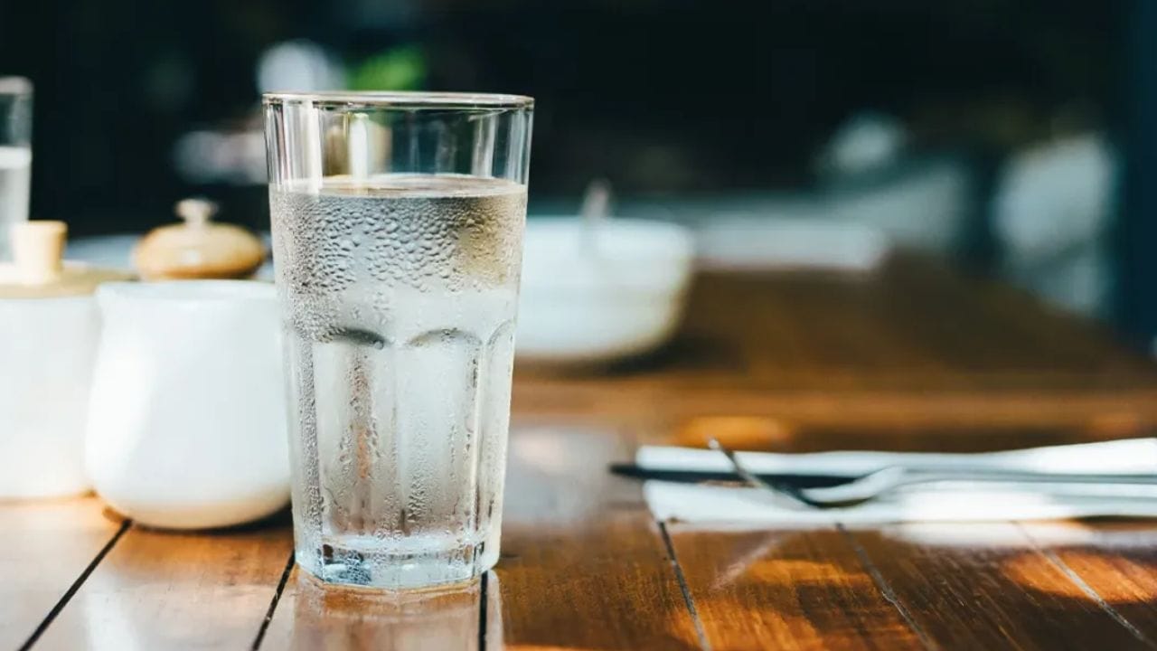 पण आपल्यापैकी असे काही लोक आहेत, ज्यांना वारंवार तहान लागते. लगेचच घसा कोरडा पडतो. याकडे आपल्यापैकी अनेक रोग दुर्लक्ष करतात. मात्र, हे एक अत्यंत मोठे संकेत आहेत.