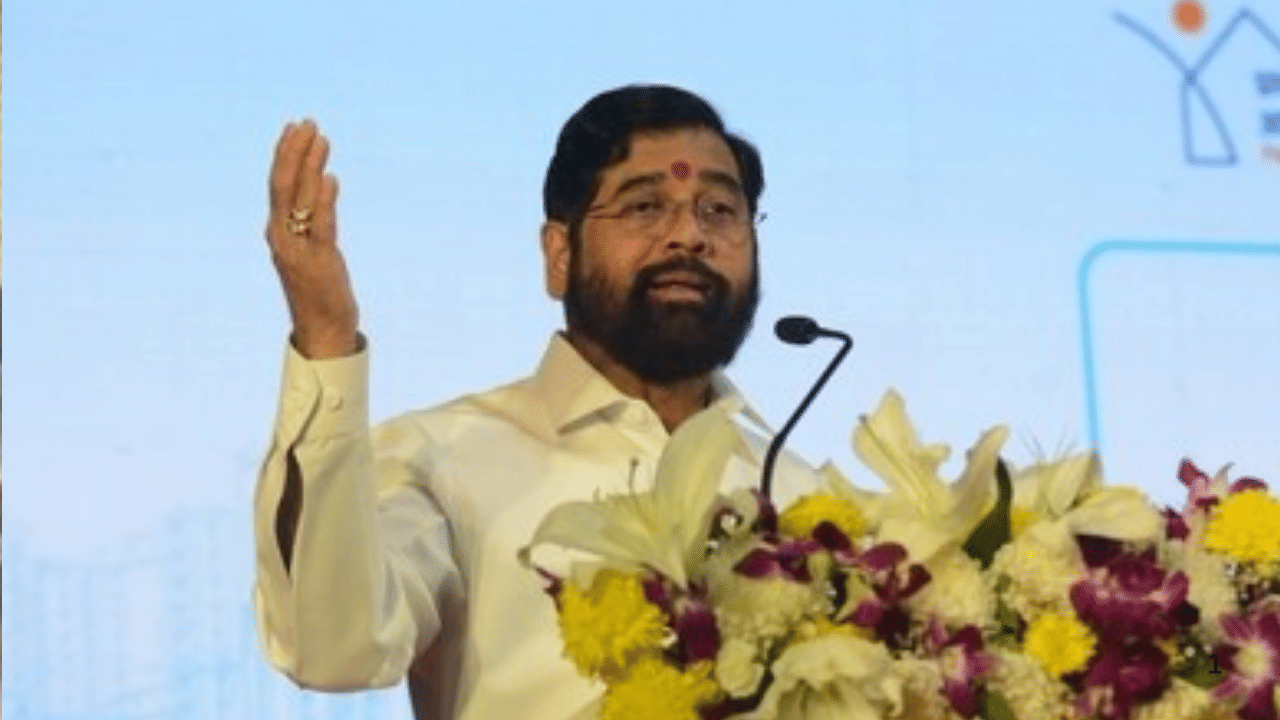 भाषणात एकनाथ शिंदे पुढे म्हणाले की, "एनडीएच्या बैठकीत केंद्रीय गृहमंत्री अमित शाह यांनी सांगितल्याप्रमाणे, यावेळी पंतप्रधान मोदी यांच्या वाढदिवसाचा कार्यक्रम म्हणजे 25 वर्षे त्यांना आपण मुख्यमंत्री आणि पंतप्रधानपदाच्या रूपात पाहणे आहे. ही गोष्ट आपल्या देशाचा अभिमान आहे."