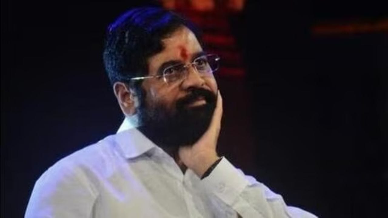 उपमुख्यमंत्री एकनाथ शिंदे यांचा दौरा ठरुनही प्रत्यक्षात शिंदे न आल्याने तिघ्रा येथील शेतकऱ्यांचा चांगलाच हिरमोड झाला आहे.शिंदे यांचा दौरा ठरल्या प्रमाणे न होता ते अडीच ते तीन तास उशिरा पोहचले.