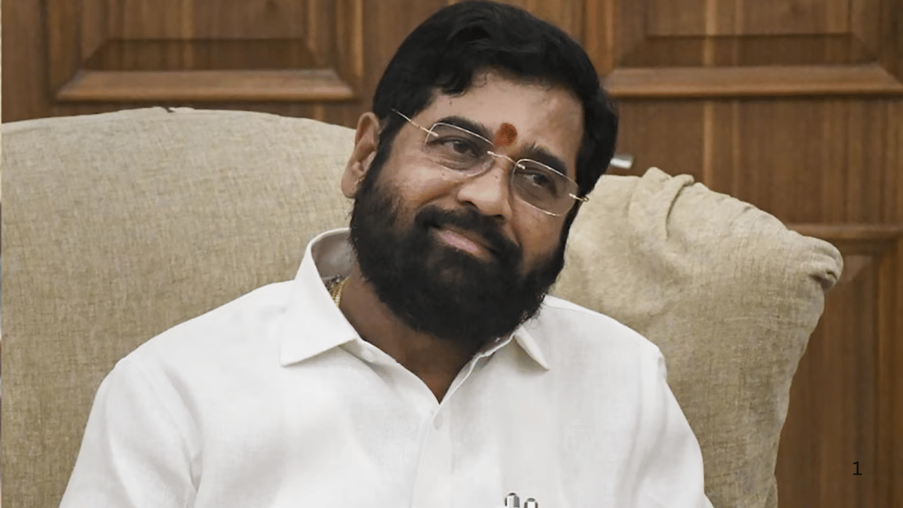 पंतप्रधान नरेंद्र मोदी यांचा आज 76 वा वाढदिवस असून त्यानिमित्ताने गुजरातच्या वडनगरमध्ये 'सेवा संकल्प अभियान' आयोजित करण्यात आले आहे. या कार्यक्रमात केंद्रीय गृहमंत्री अमित शाह आणि महाराष्ट्राचे उपमुख्यमंत्री एकनाथ शिंदे हे उपस्थित होते. यावेळी एकनाथ शिंदे यांनी सर्वांचे लक्ष वेधून घेतले.