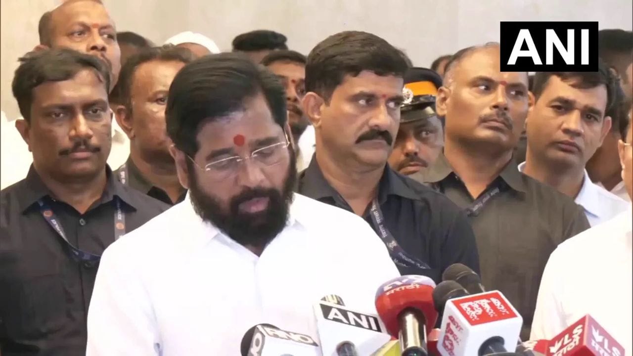 राज्याचे उप मुख्यमंत्री एकनाथ शिंदे यांनी आज अकोला आणि बुलढाणा जिल्ह्याच्या दौऱ्यावर होते . एकनाथ शिंदे यांनी जिल्ह्यातील दुष्काळी भागात जाऊन पाहणी करणार होते आणि शेतकऱ्यांशी संवाद ही साधणार होते .