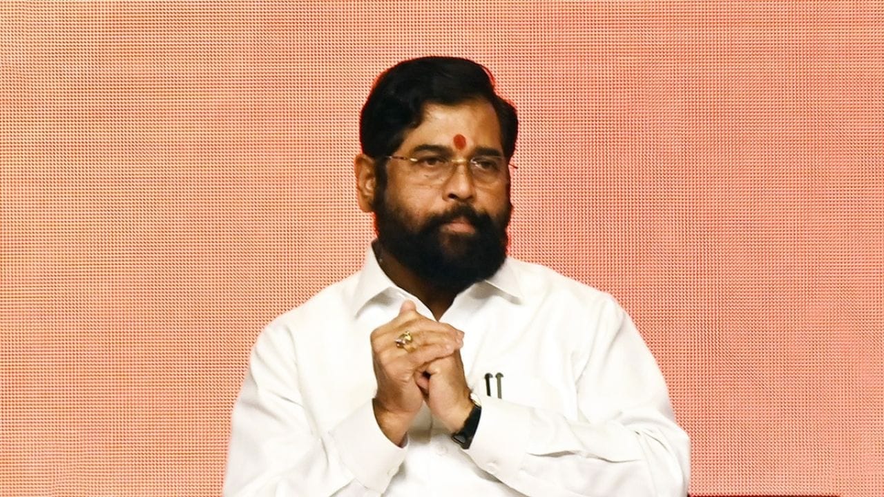 मात्र, एकनाथ शिंदे ठरलेल्या दौऱ्यात वेळेवर न पोहचता तब्बल अडीच ते तीन तास उशिरा आले.एकनाथ शिंदे यांचा खामगाव तालुक्यातील कोलोरी आणि मोताळा तालुक्यातील चार गावात दुष्काळी पाहणी दौरा होता.