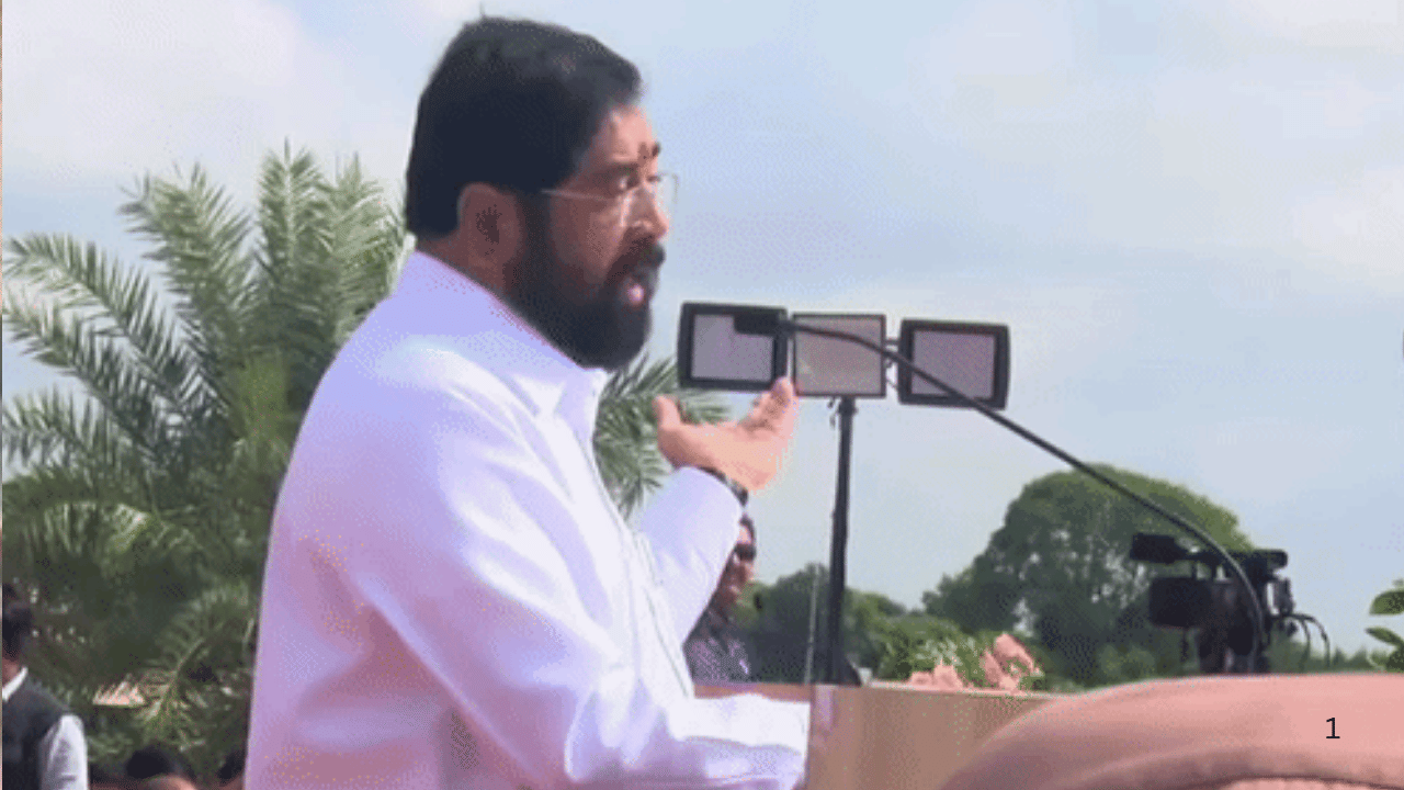 भाषणात पुढे बोलताना एकनाथ शिंदे म्हणाले की, "मोदीजींच्या बाबतीत आम्ही वयाचे आकडे मोजतच नाही हो, तर त्यांच्या कर्तृत्वाच्या उंचीला आम्ही पाहतो. मोदीजींच्या कर्तृत्वाची गणना हिमालयाच्या उंचीने होत असते आणि जनतेप्रती त्यांचे कार्य हे अरबी समुद्राच्या खोली इतके मोजले जाते."