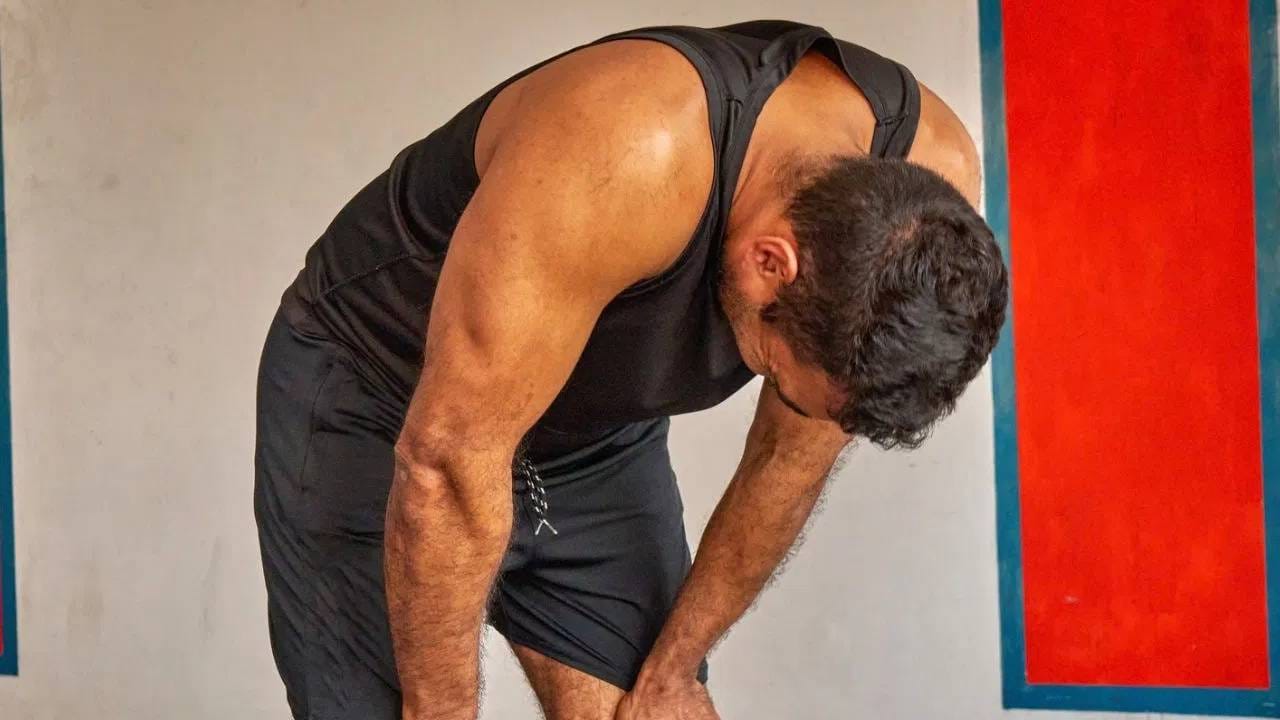 या चुका करू नका - जर रिकाम्या पोटी व्यायाम करताना चक्कर येणं, अशक्तपणा वाटणं किंवा घाबरल्यासारखं होतं असेल किंवा थकवा येत असेल तर अशावेळी लगेच थांबा. मधुमेह, लो ब्लड प्रेशर किंवा इतर आजार असतील, त्या लोकांनी रिकाम्या पोटी वर्कआऊट किंवा व्यायाम करण्याआधी डॉक्टरांचा सल्ला जरूर घ्यावा.