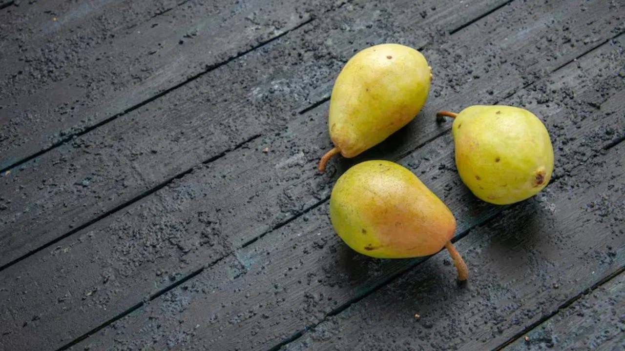 नासपती खरेदी करताना त्यावर लाल किंवा फिकट तपकिरी रंगाचा नैसर्गिक पॅच दिसतो आहे का, हे पाहा. अगदी हिरव्या रंगाची नाशपती खरेदी करणं टाळावं.