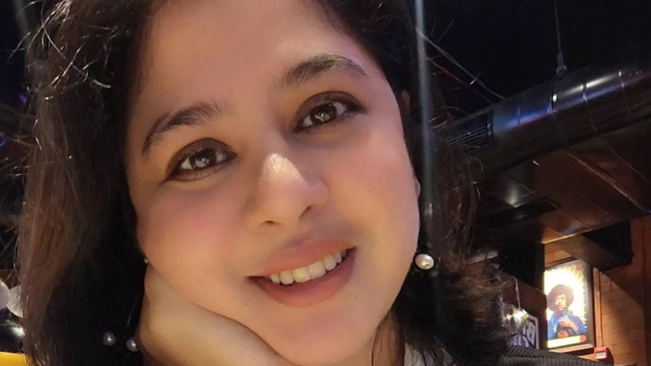 90च्या दशकातील लहान मुलांचा सर्वात आवडता शो म्हणजे 'सोन परी'. आजही चाहत्यांच्या मनात त्याच्या आठवणी ताज्या असतील. याच शोमध्ये फ्रूटीची भूमिका निभावणारी मुलगीही सर्वांना आठवत असेलच. फ्रूटी म्हणजे तन्वी हेगडे आता मोठी झाली असून ती 34 वर्षांची आहे. काही काळापासून ती अभिनयापासून दूर असून सध्या तिचं आयुष्य एन्जॉय करत्ये.