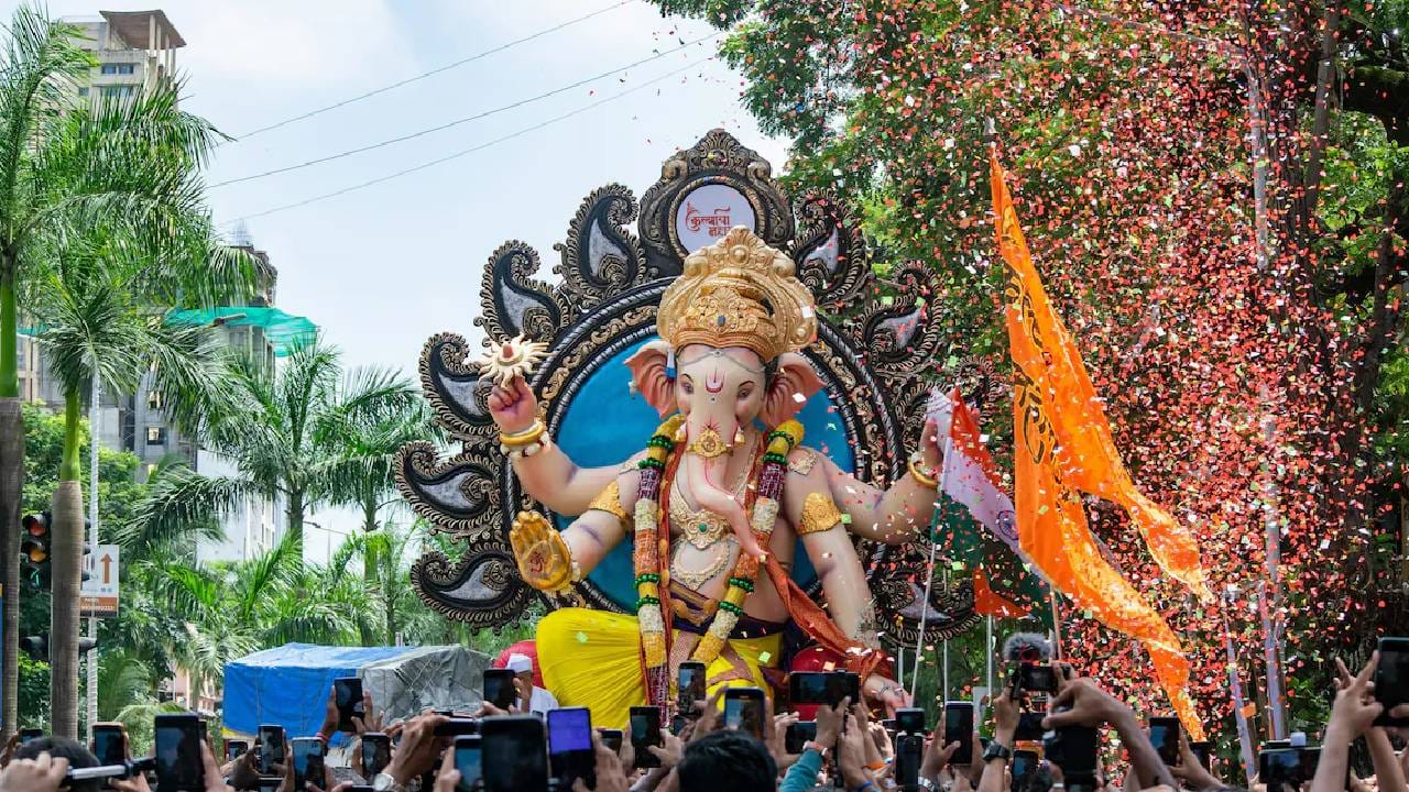 या दिवशी चंद्र पाहिल्यास व्यक्तीवर ‘मिथ्या कलंक’ म्हणजेच खोटा आरोप येऊ शकतो, अशी धार्मिक श्रद्धा आहे. या मान्यतेमागे एक पौराणिक कथा सांगितली जाते. एकदा भगवान गणेश आपल्या वाहनावरून म्हणजेच मूषकावरून जात होते. त्यावेळी त्यांच्या रूपाची चंद्रदेवाने थट्टा केली. 
