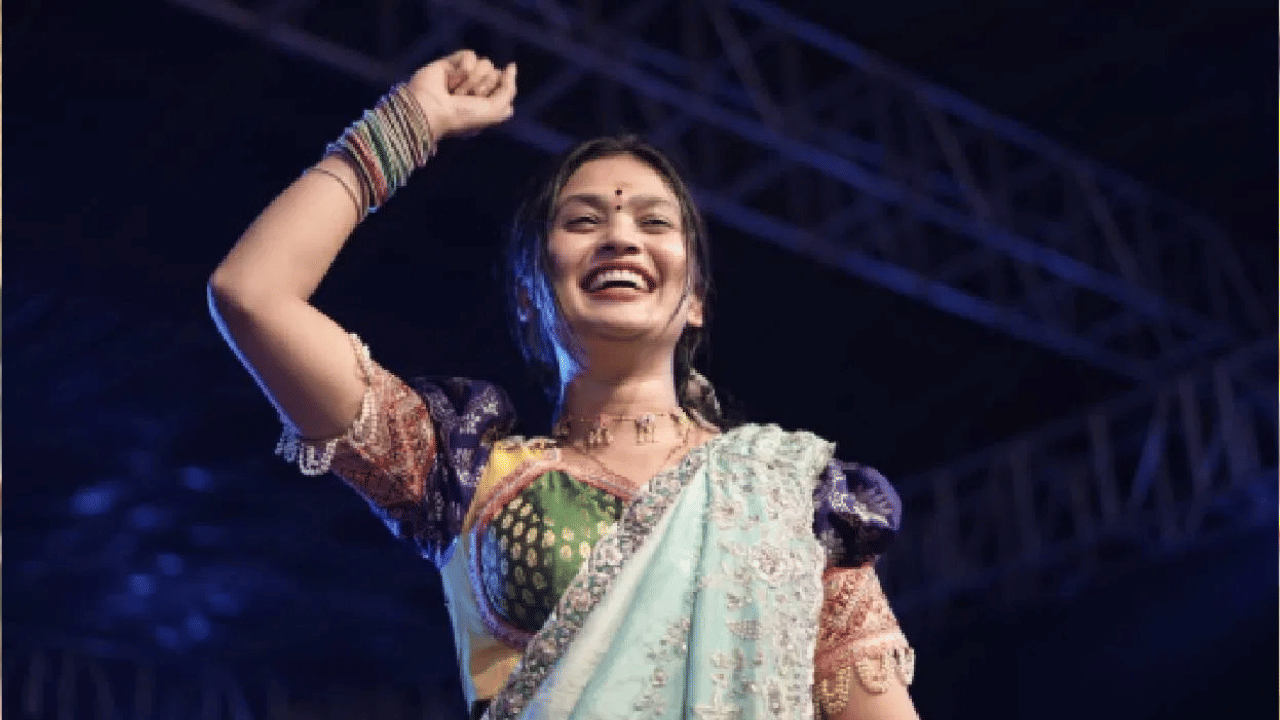 तेव्हा ती आधी हसली, मग लाजली आणी म्हणाली की, अजून डोक्यात नाही. पण जेव्हा मी लग्नाचा विचार करेन तेव्हा मी कधी लग्न करतेय हे सगळ्यात आधी प्रेक्षकांना सांगेन. आणि मला चांगला कुणी भेटला तर नक्कीच उरकेन."