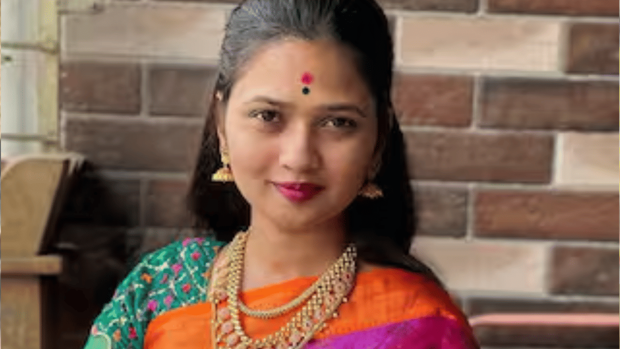 बाप्पाकडे काय मागितलं असे विचारले असता गौतमी म्हणाली, बाप्पाकडे एकच मागणी केली आहे की, बाप्पाचा आशीर्वाद आपल्या सगळ्यांवर कायम असूदे, आपली सगळ्यांची संकट दूर होऊदे. यानंतर तिला लग्नाबाबत विचारण्यात आले.