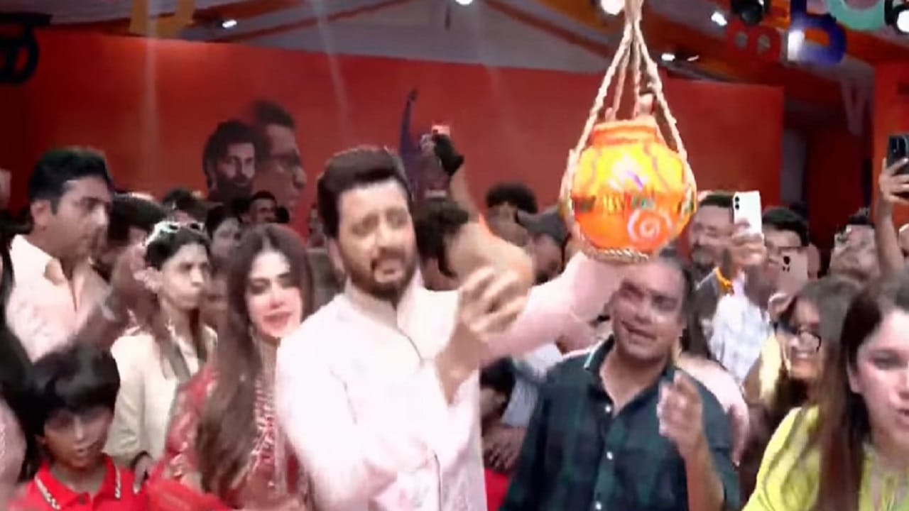 रितेश आणि जिनिलिया सोशल मीडियावर कायम सक्रिय असतात. सोशल मीडियावर दोघांच्या चाहत्यांची संख्या देखील फार मोठी आहे. दोघे सोशल मीडियाच्या मााध्यमातून चाहत्यांना कपल गोल्स देत असतात.