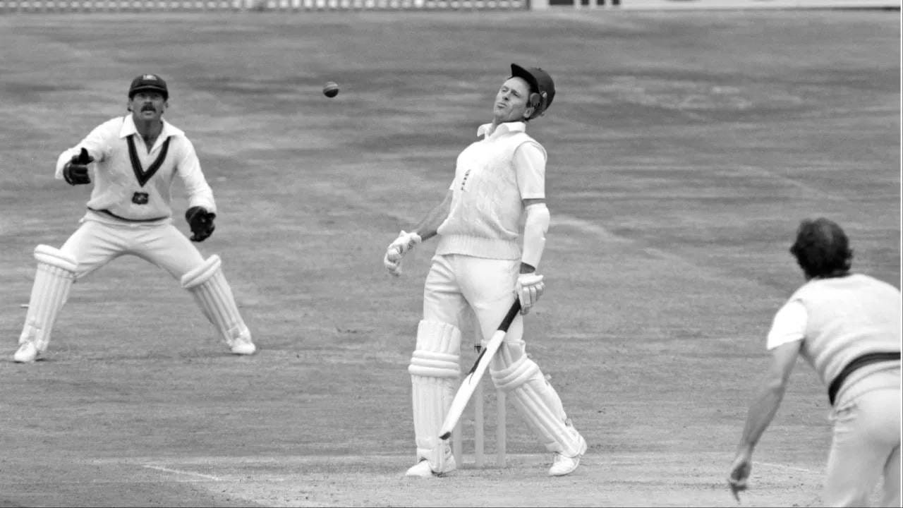 जेफरी बॉयकॉट यांचा जन्म 21 ऑक्टोबर 1940 या वर्षी झाला. त्याने 1964 ते 1982 या कालावधीत इंग्लंडसाठी 108 कसोटी सामने खेळले. यात त्याने 47.72 च्या सरासरीने 8114 धावा केल्या. यात 22 शतकं आणि 42 अर्धशतकांचा समावेश आहे. सर जेफरी बॉयकॉट यांी आपल्या क्रिकेट कारकि‍र्दीत एकूण 159 शतकं ठोकली. यात 152 शतकं फर्स्ट क्लास क्रिकेटमध्ये, तर 8 शतकं लिस्ट ए मध्ये ठोकली. (Photo: Getty/pti)