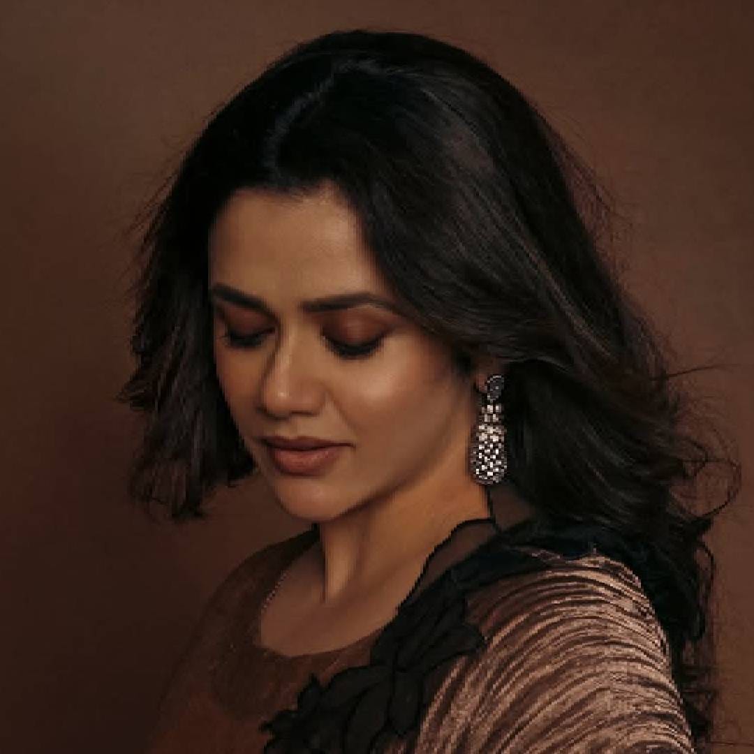 गिरिजा ओकने तिच्या अभिनयातून वेगळी ओळख निर्माण केली आहे. मात्र, या फोटोशूटमधून तिचा फॅशन सेन्स आणि ग्लॅमरस अंदाजही तितकाच प्रभावी असल्याचं पुन्हा एकदा दिसून आलं. त्यामुळे तिचा हा नवीन लूक सध्या सोशल मीडियावर चांगलाच चर्चेचा विषय ठरत आहे.
