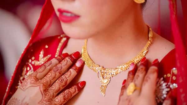 दागिने हा महिलांचा सर्वात आवडता विषय. त्यातच सोन्याचे दागिने म्हटले की, महिलांना खरेदीपासून आणि ते घालण्यापासून कोणीही रोखू शकत नाही. काही महिला कंबरेखालीही सोन्याची दागिने घालतात. मात्र, हिंदू धर्मग्रंथांमध्ये नाही तर आयुर्वेद आणि वैज्ञानिक पुराव्यातही तसे करण्यास मनाई करण्यात आली. त्याची कारणने नक्की काय आहेत, जाणून घेऊयात.