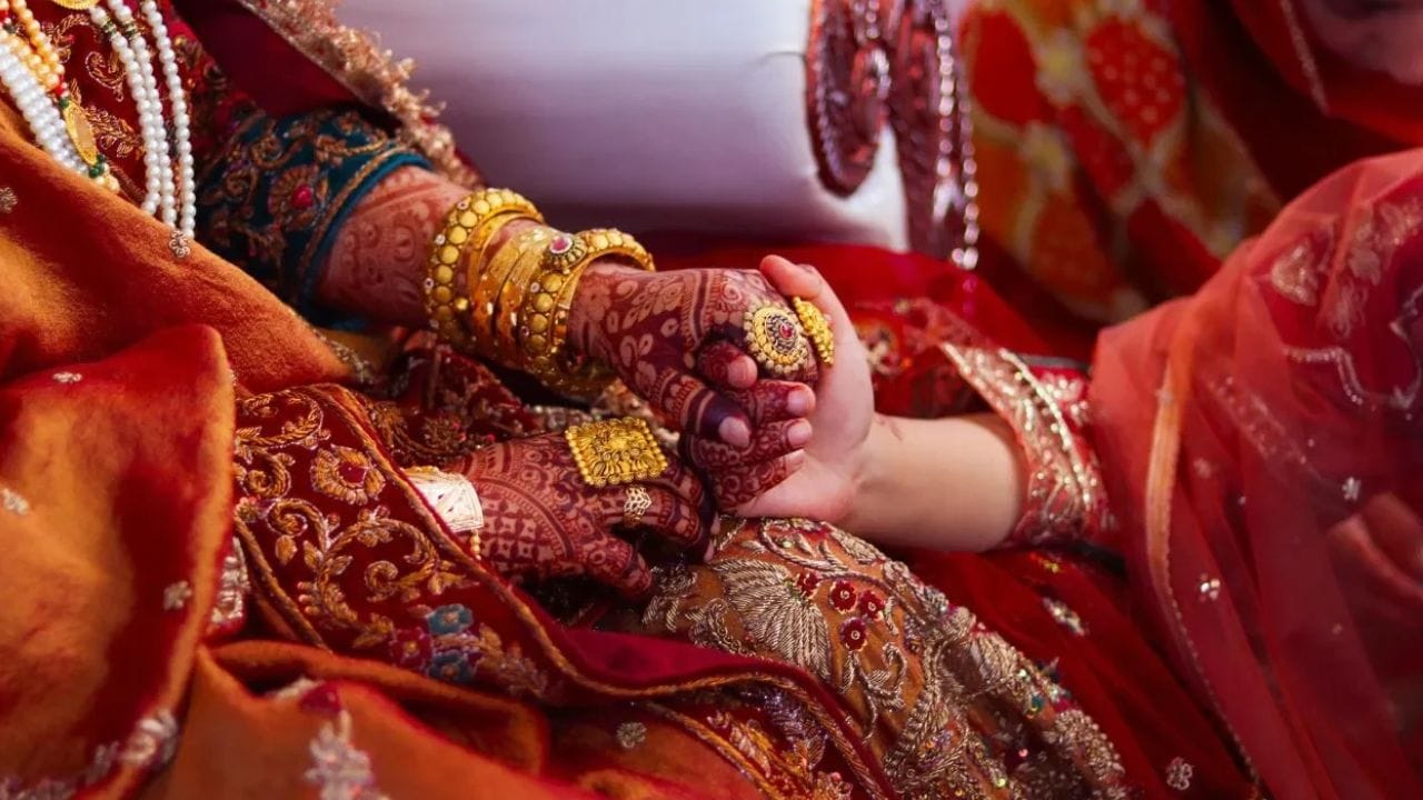 सोने हा गुरू ग्रहाचा धातू मानला जातो. कंबरेचा वर त्याला शुभ मानले जाते. कंबरेच्या खाली परिधान करणे हे गुरू ग्रहाचा अपमान मानला जातो. ज्यामुळे आपल्या जीवनात आर्थिक संकटे येऊ शकतात. हिंदू धर्मात सोन्याला देवीचे रूप मानले जाते. त्यामुळे कमरेखाली सोने घालणे शुभ मानले जात नाही.