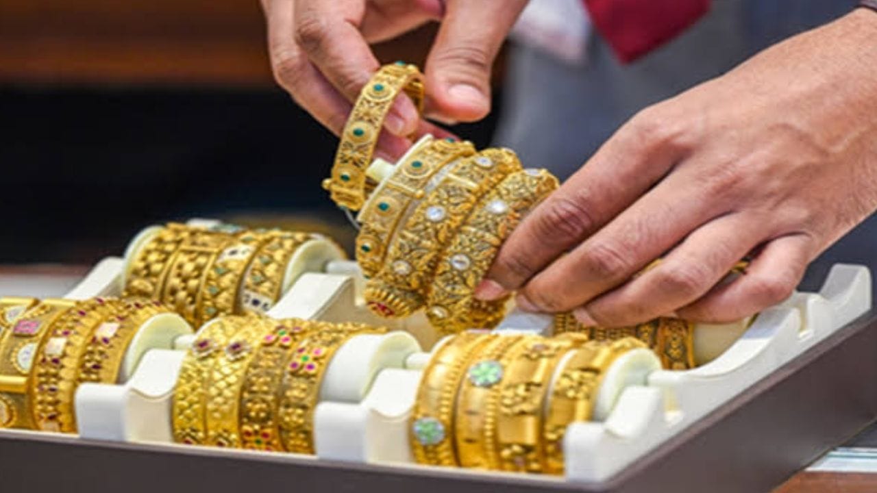 त्यातच भारताचे पंतप्रधान नरेंद्र मोदी यांनी सोने खरेदी न करण्याचे आवाहन लोकांना केले. इराण आणि अमेरिका युद्धात सोने स्वस्त होताना दिसत आहे.